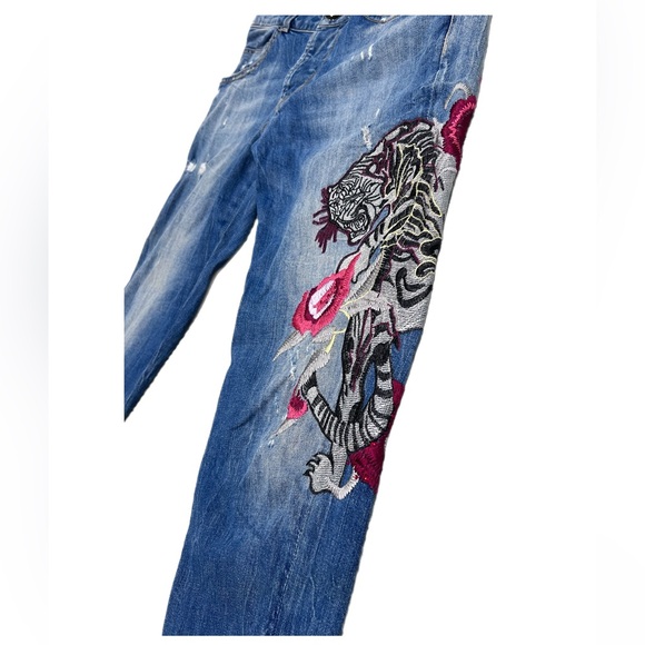 Y2K Distressed Style Tiger Floral motif - Picture 3 of 7